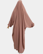 Vue de dos du jilbab 1 pièce camel, coupe ample et non moulante
