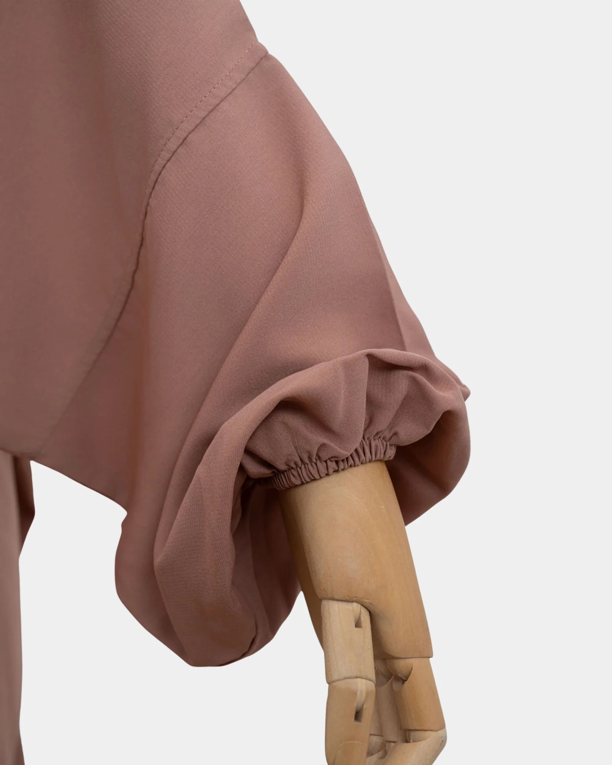 Manche du jilbab camel avec poignet élastiqué qui maintient la manche en place