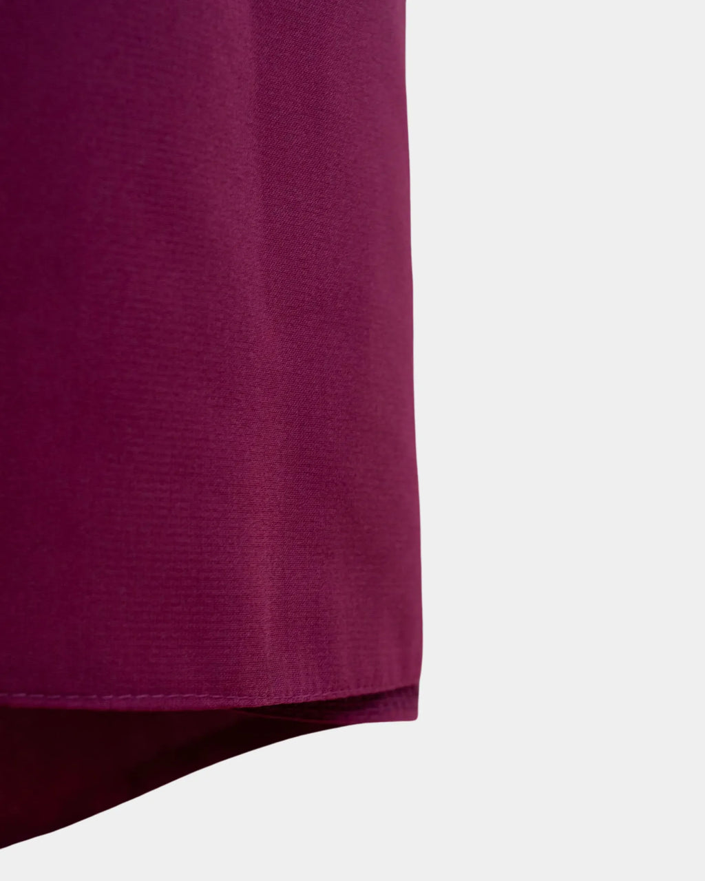 Bas du jilbab fuchsia, ourlet surpiqué et finition arrondie du tissu