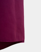 Bas du jilbab fuchsia, ourlet surpiqué et finition arrondie du tissu
