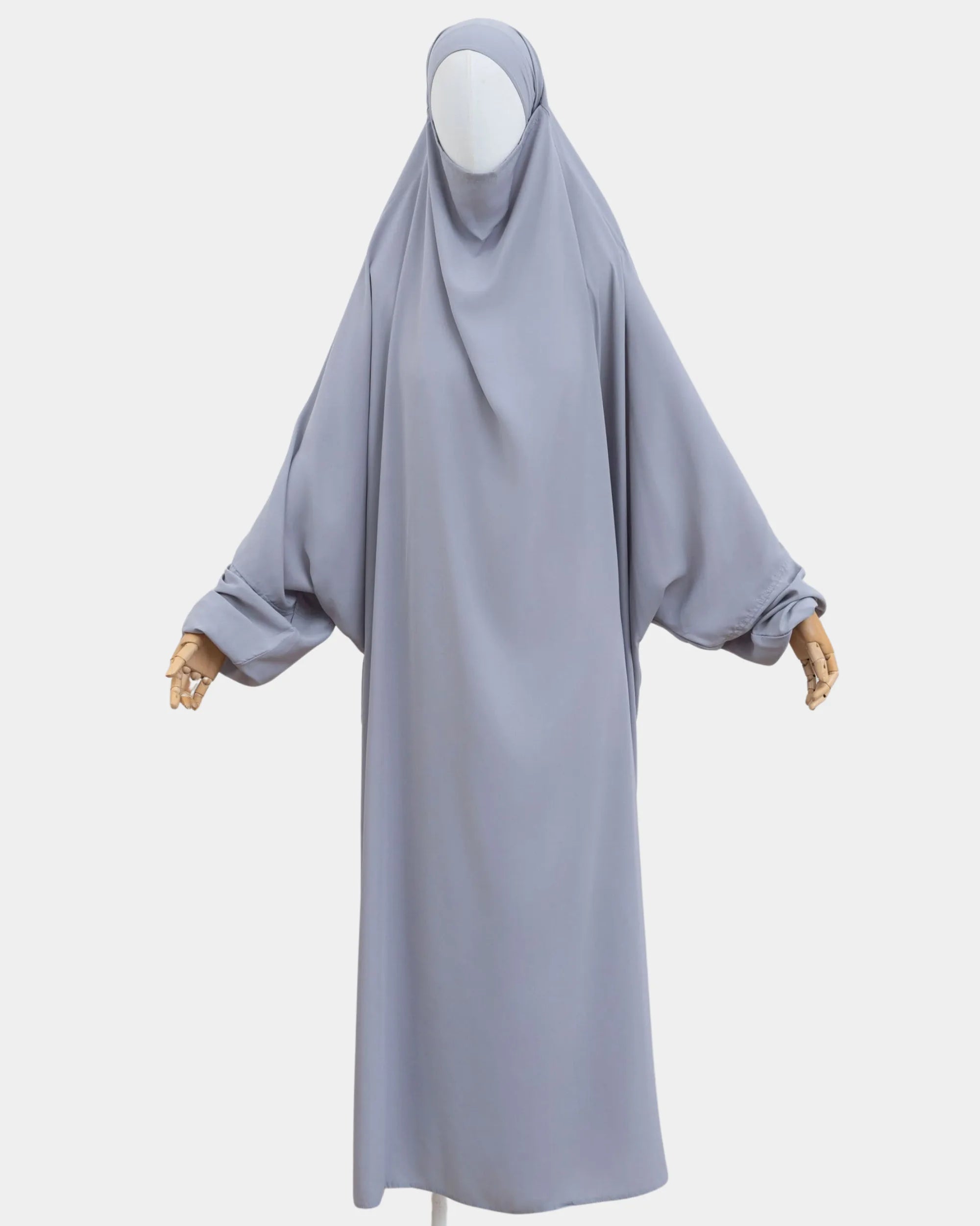 Jilbab 1 pièce gris clair porté sur mannequin, vue de face, tombé fluide jusqu'aux chevilles
