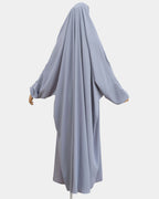 Vue de dos du jilbab 1 pièce gris clair, coupe ample et non moulante