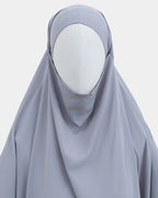 Capuche du jilbab gris clair et drapé du tissu sur le buste