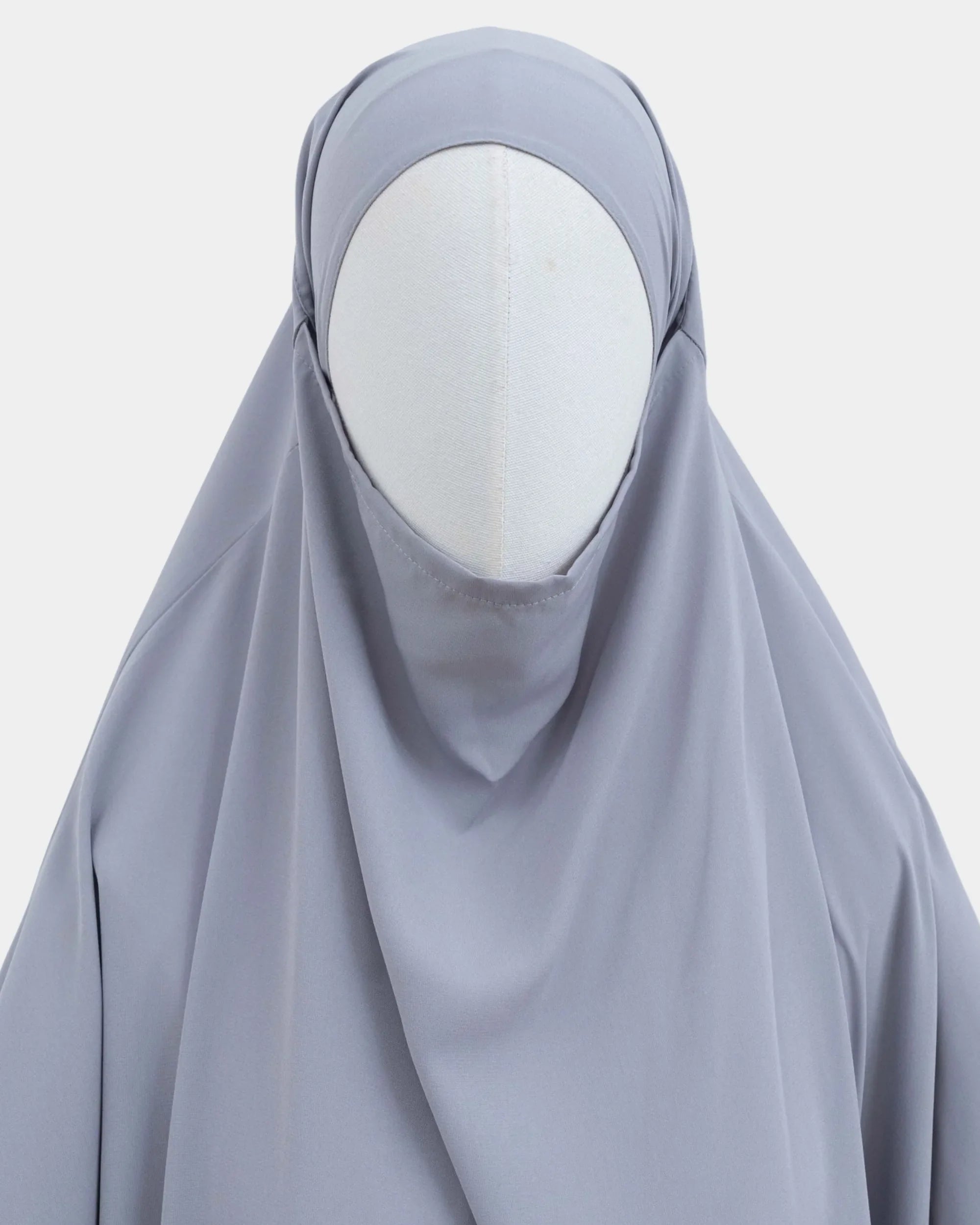 Capuche du jilbab gris clair et drapé du tissu sur le buste