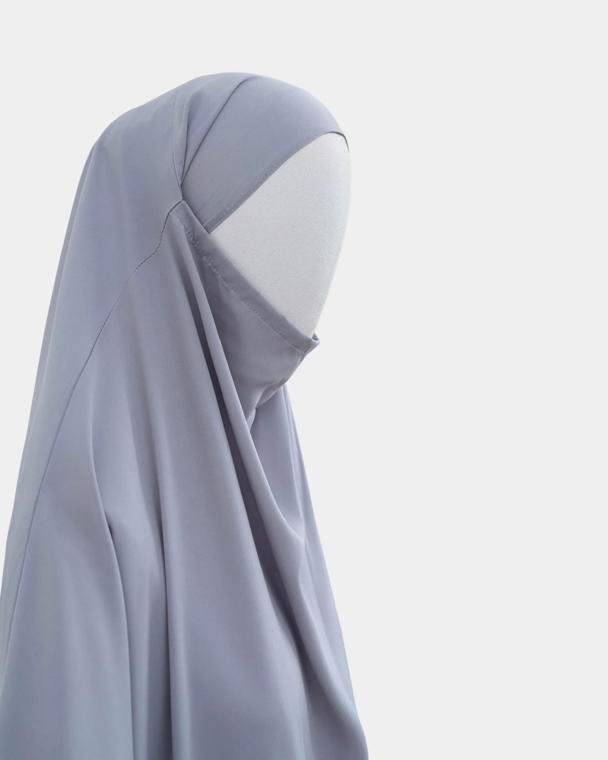 Jilbab 1 pièce gris clair vu de profil, capuche couvrante et large tombé