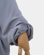 Manche du jilbab gris clair avec poignet élastiqué qui maintient la manche en place