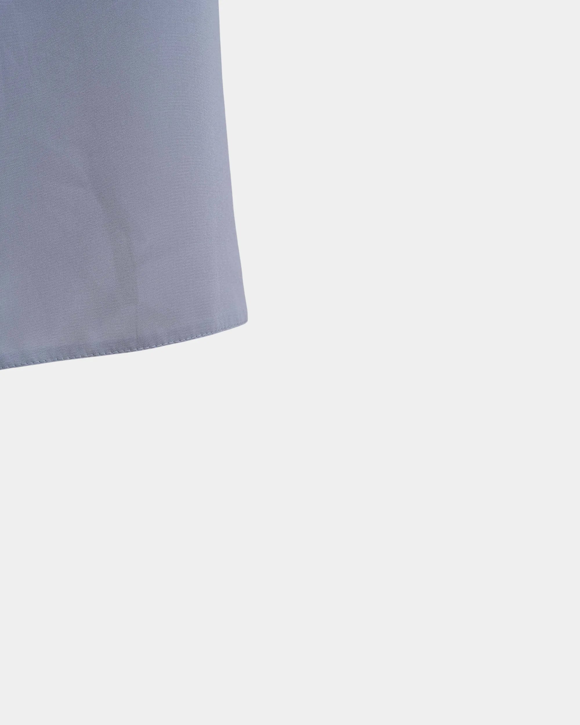 Bas du jilbab gris clair, ourlet surpiqué et finition arrondie du tissu