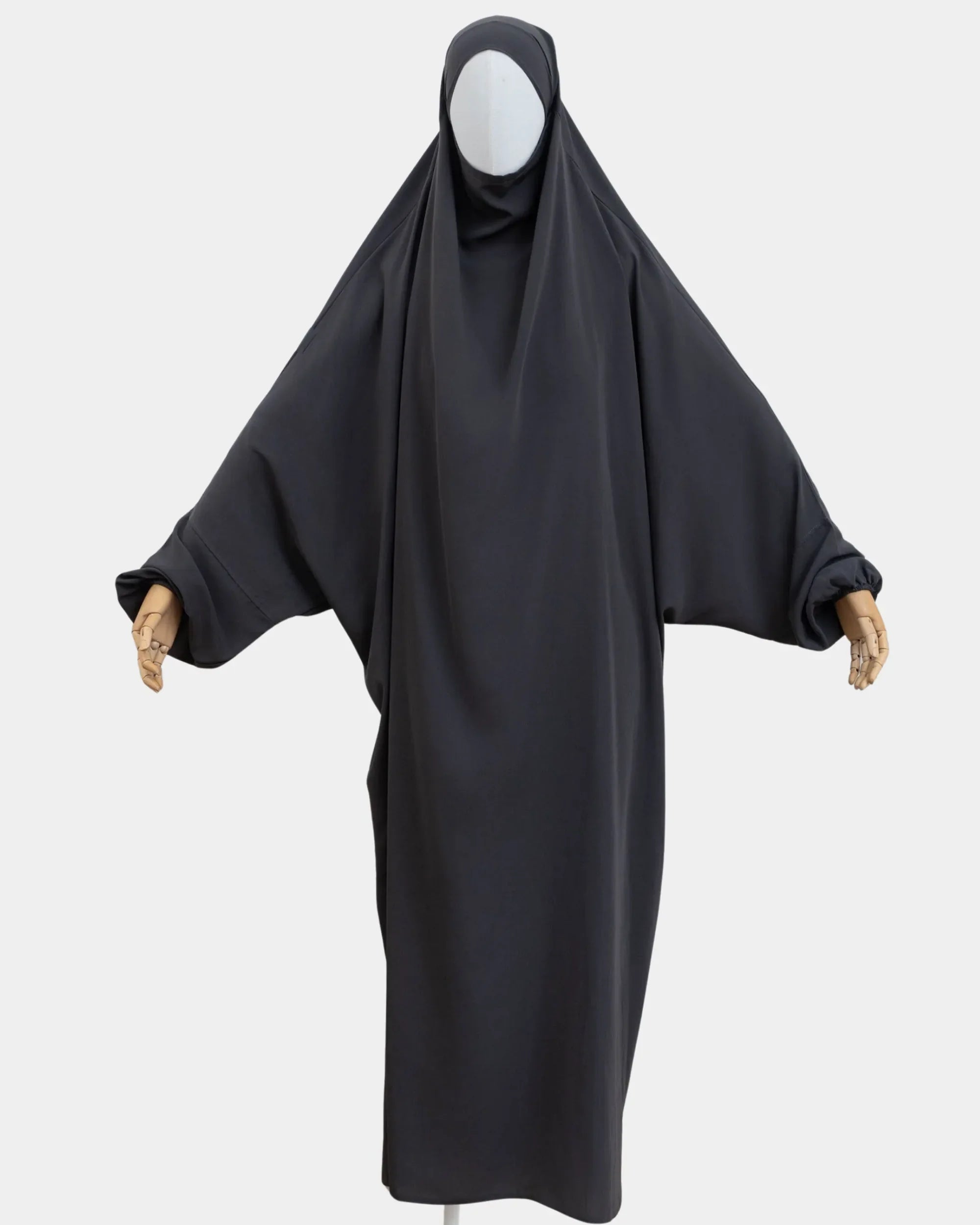 Jilbab 1 pièce gris foncé porté sur mannequin, vue de face, tombé fluide jusqu'aux chevilles