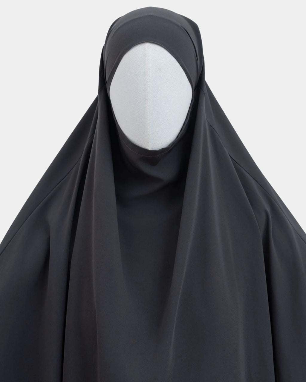 Capuche du jilbab gris foncé et drapé du tissu sur le buste