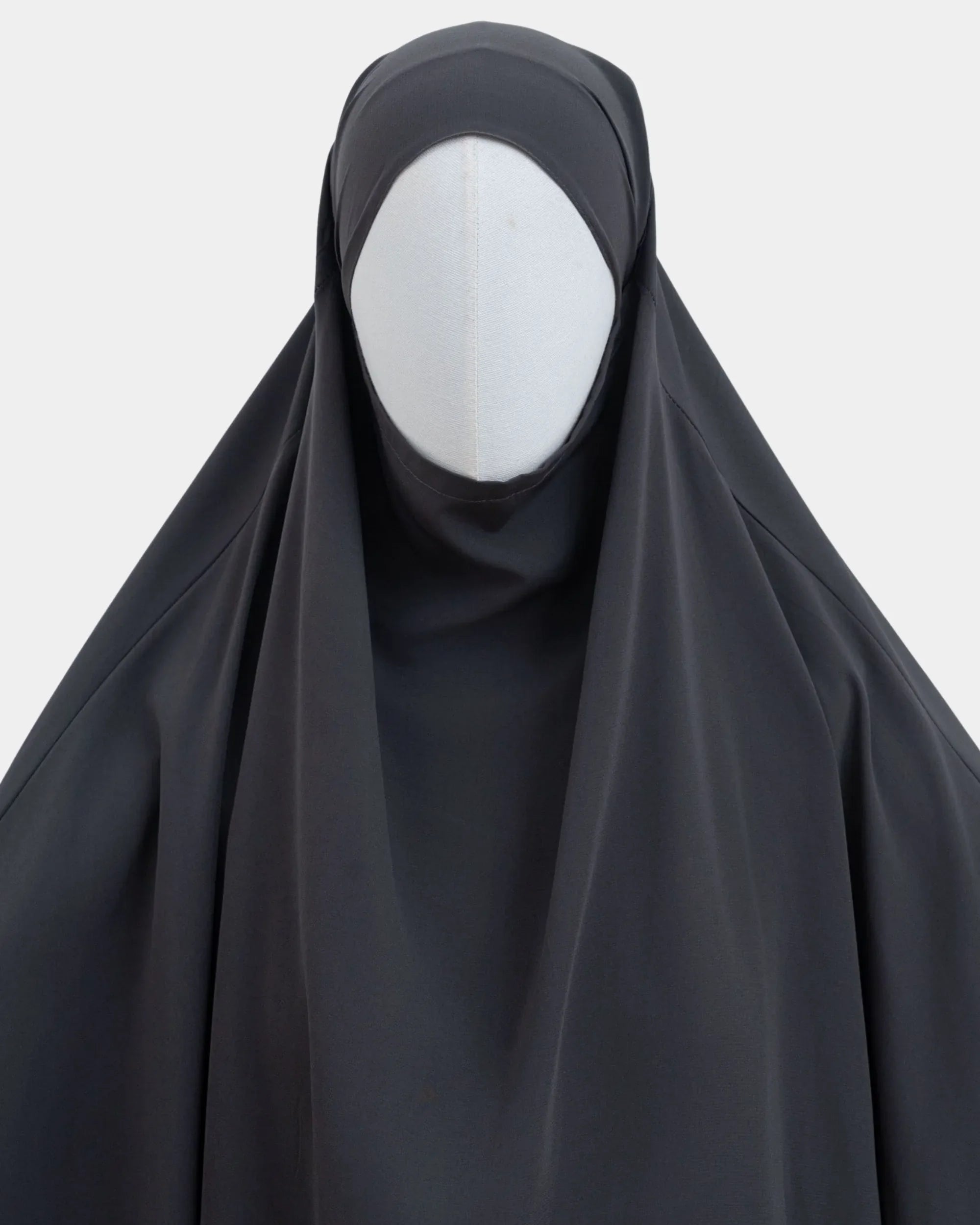 Capuche du jilbab gris foncé et drapé du tissu sur le buste
