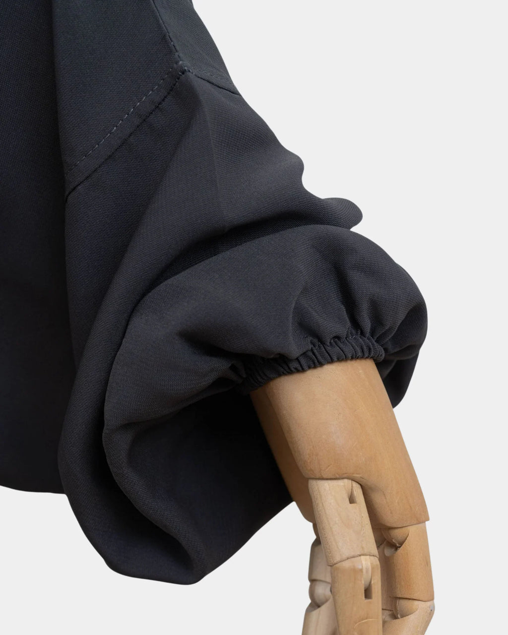 Manche du jilbab gris foncé avec poignet élastiqué qui maintient la manche en place