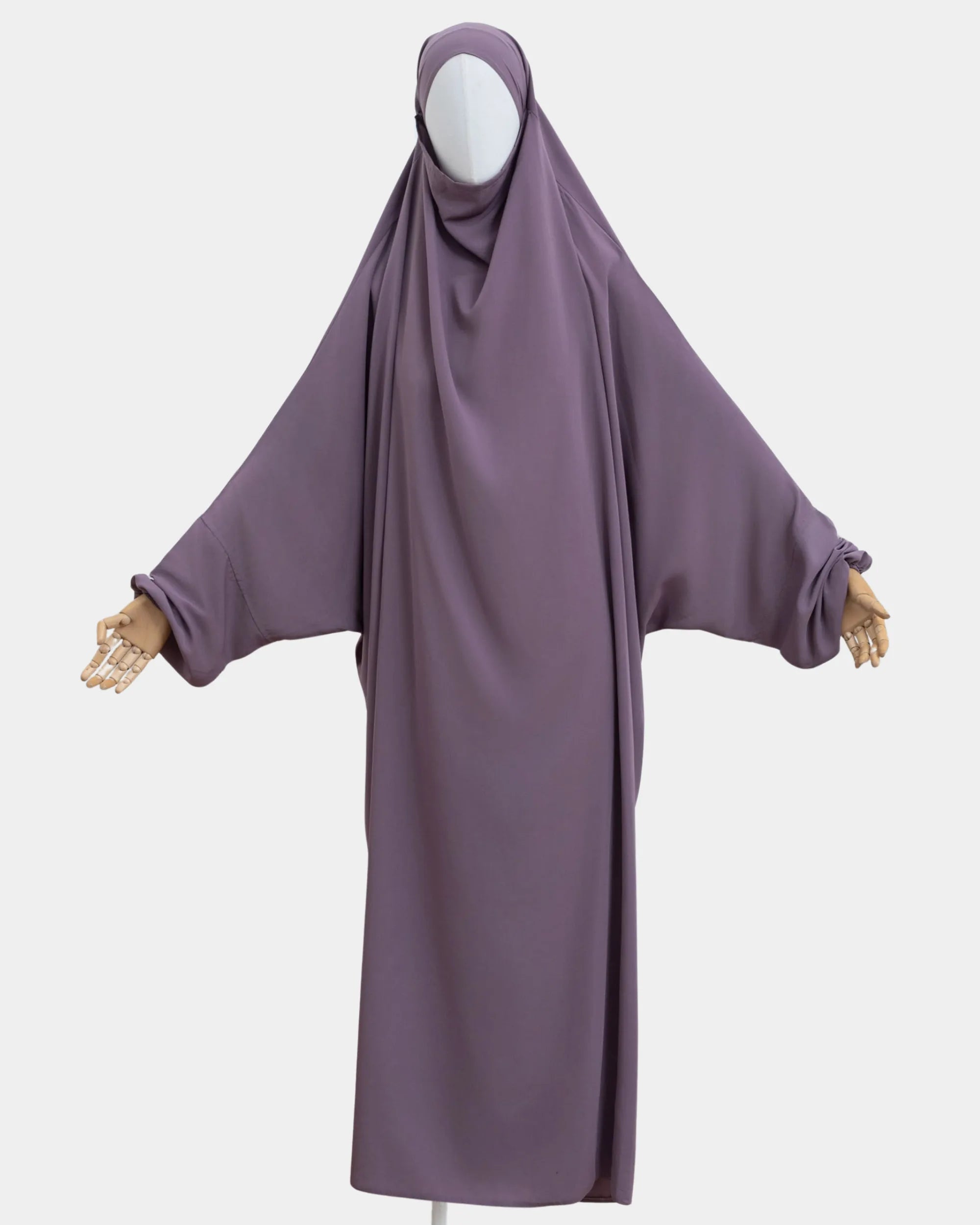 Jilbab 1 pièce lilas porté sur mannequin, vue de face, tombé fluide jusqu'aux chevilles