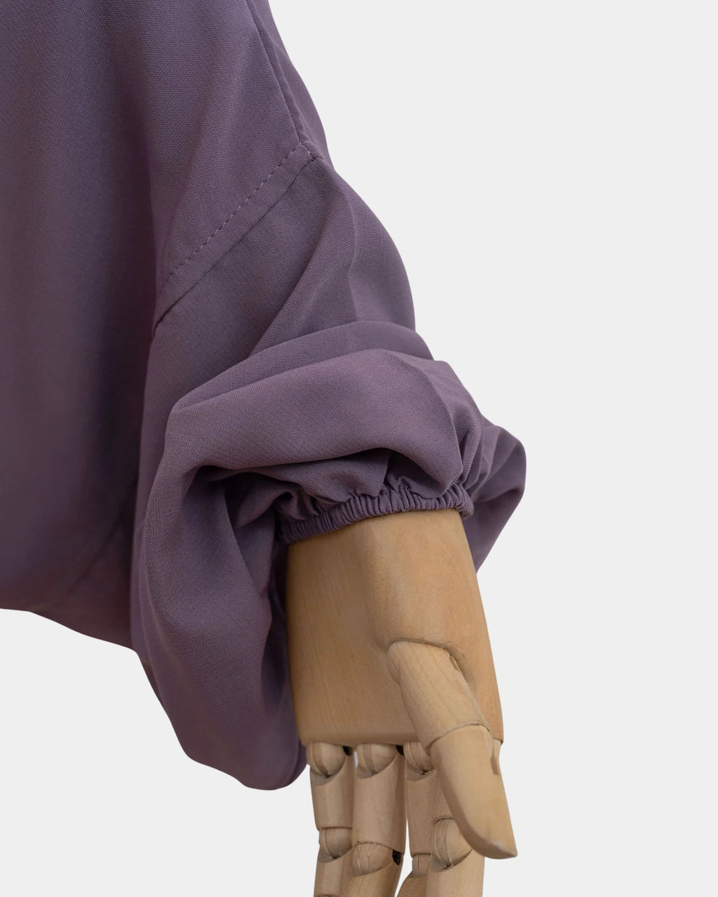 Manche du jilbab lilas avec poignet élastiqué qui maintient la manche en place