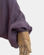 Manche du jilbab lilas avec poignet élastiqué qui maintient la manche en place