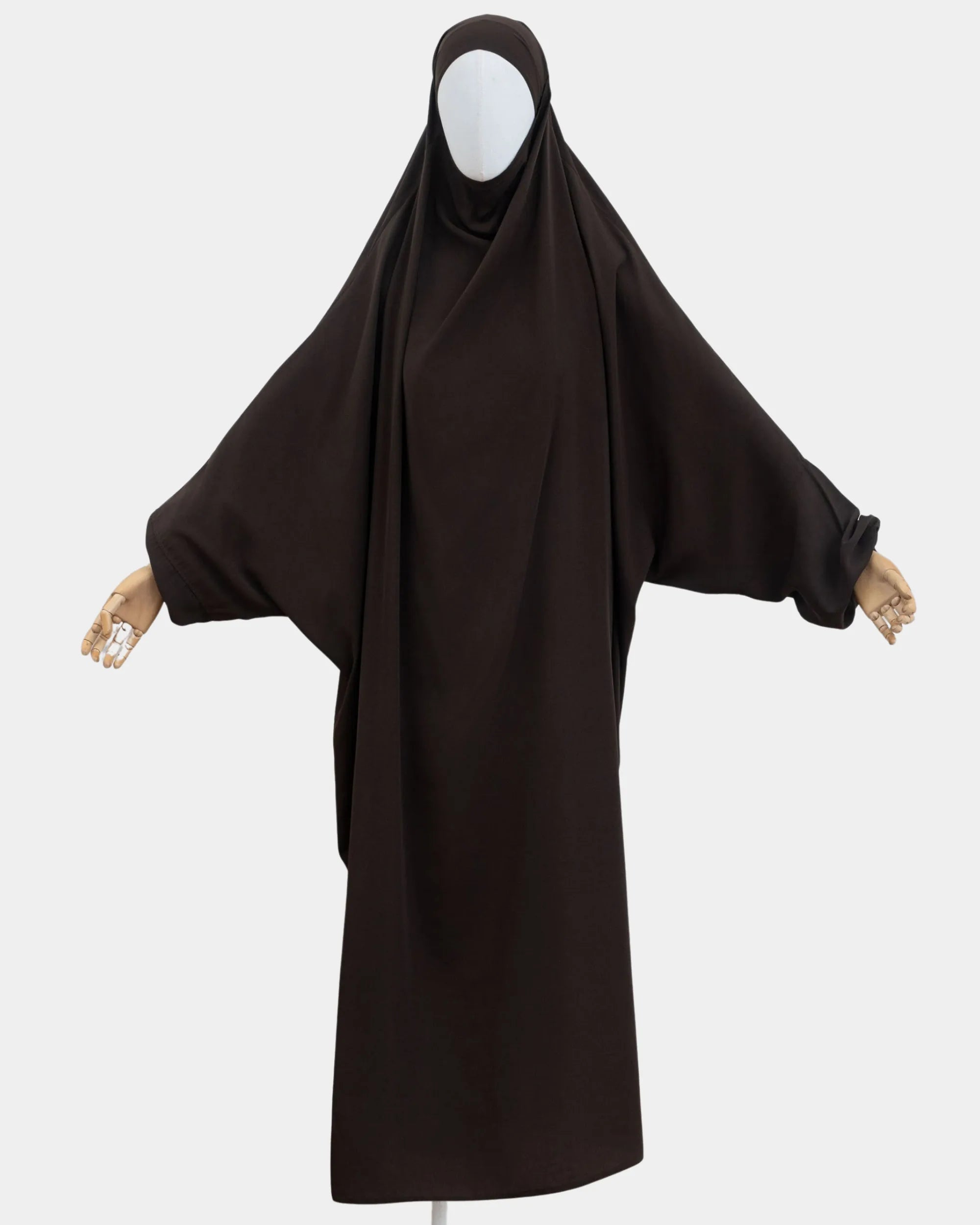 Jilbab 1 pièce marron café porté sur mannequin, vue de face, tombé fluide jusqu'aux chevilles