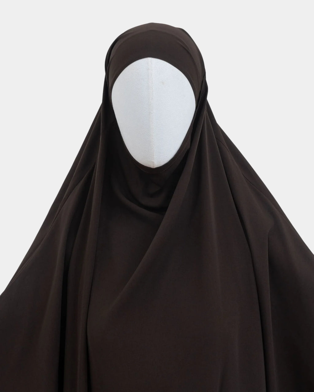 Capuche du jilbab marron café et drapé du tissu sur le buste