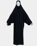 Jilbab 1 pièce noir porté sur mannequin, vue de face, tombé fluide jusqu'aux chevilles