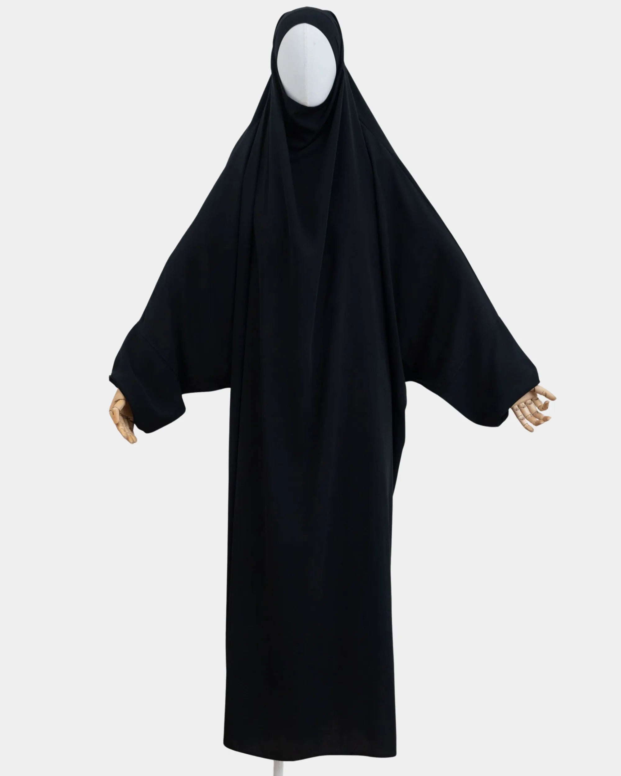 Jilbab 1 pièce noir porté sur mannequin, vue de face, tombé fluide jusqu'aux chevilles