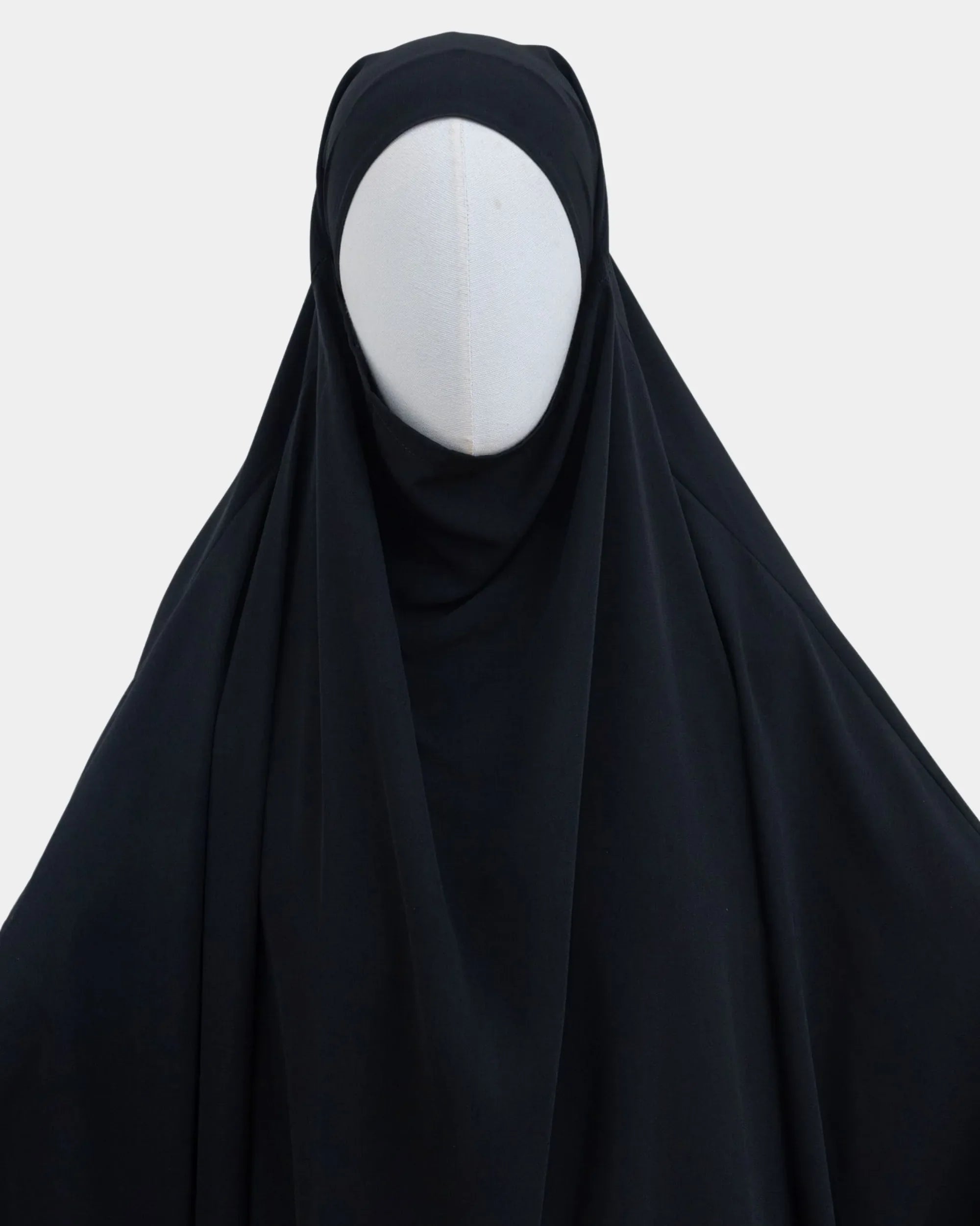 Capuche du jilbab noir et drapé du tissu sur le buste