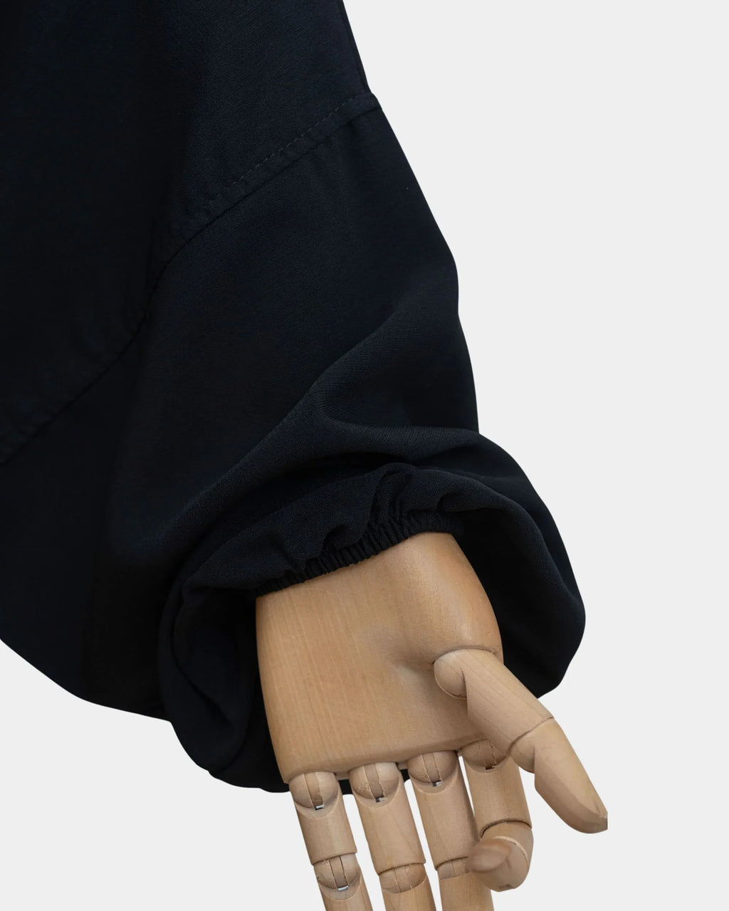 Manche du jilbab noir avec poignet élastiqué qui maintient la manche en place