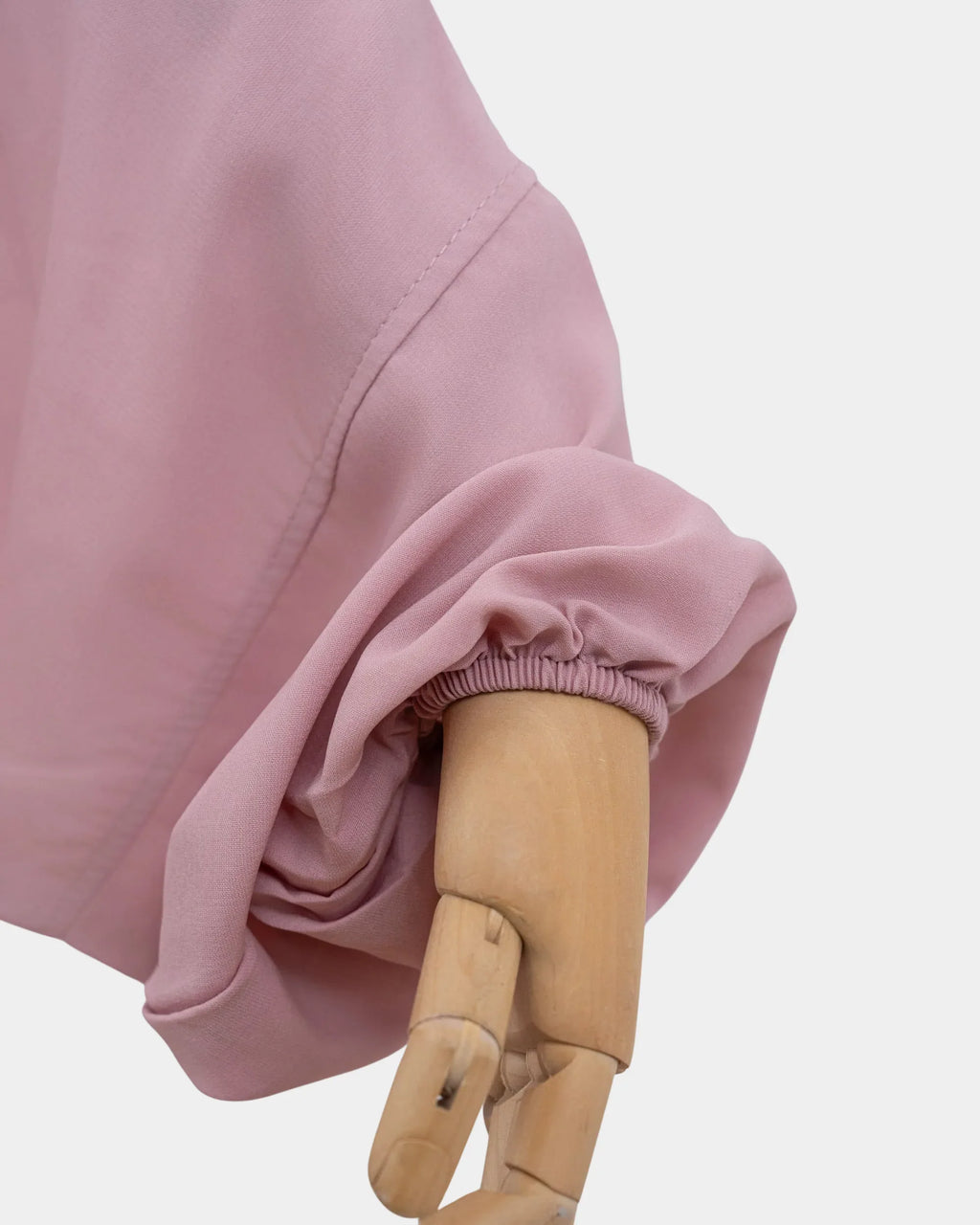 Manche du jilbab rose avec poignet élastiqué qui maintient la manche en place