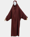 Jilbab 1 pièce rouille porté sur mannequin, vue de face, tombé fluide jusqu'aux chevilles