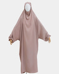 Jilbab 1 pièce taupe clair porté sur mannequin, vue de face, tombé fluide jusqu'aux chevilles