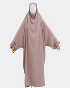 Jilbab 1 pièce taupe clair porté sur mannequin, vue de face, tombé fluide jusqu'aux chevilles