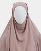Capuche du jilbab taupe clair et drapé du tissu sur le buste