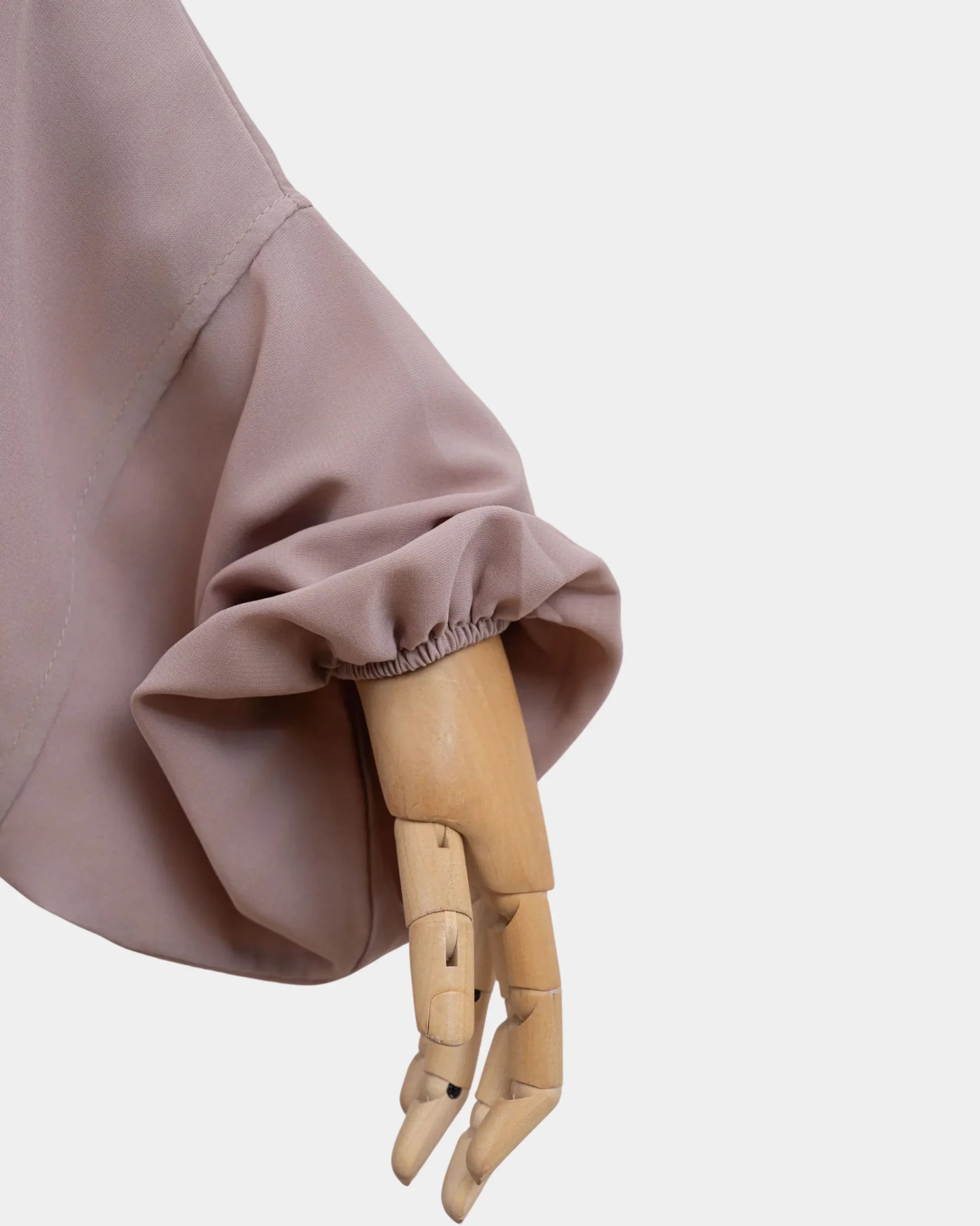 Manche du jilbab taupe clair avec poignet élastiqué qui maintient la manche en place