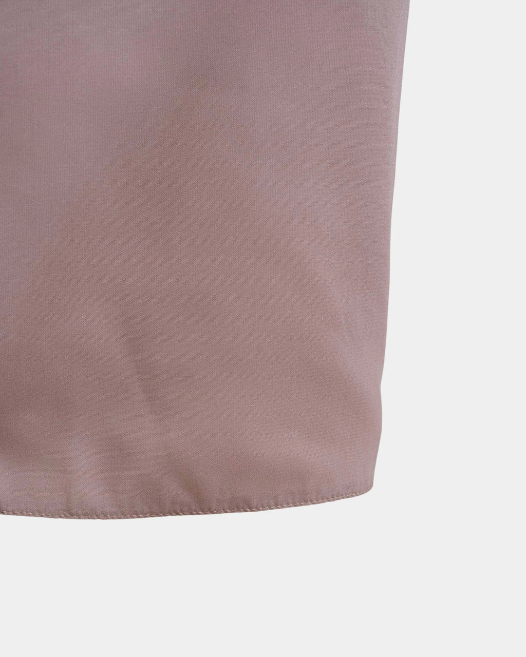 Bas du jilbab taupe clair, ourlet surpiqué et finition arrondie du tissu