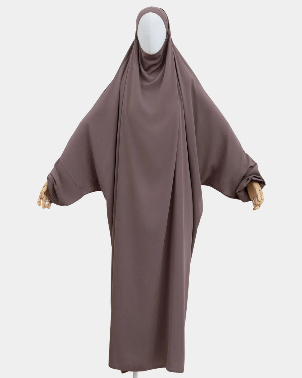 Jilbab 1 pièce taupe porté sur mannequin, vue de face, tombé fluide jusqu'aux chevilles