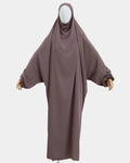 Jilbab 1 pièce taupe porté sur mannequin, vue de face, tombé fluide jusqu'aux chevilles