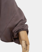 Manche du jilbab taupe avec poignet élastiqué qui maintient la manche en place