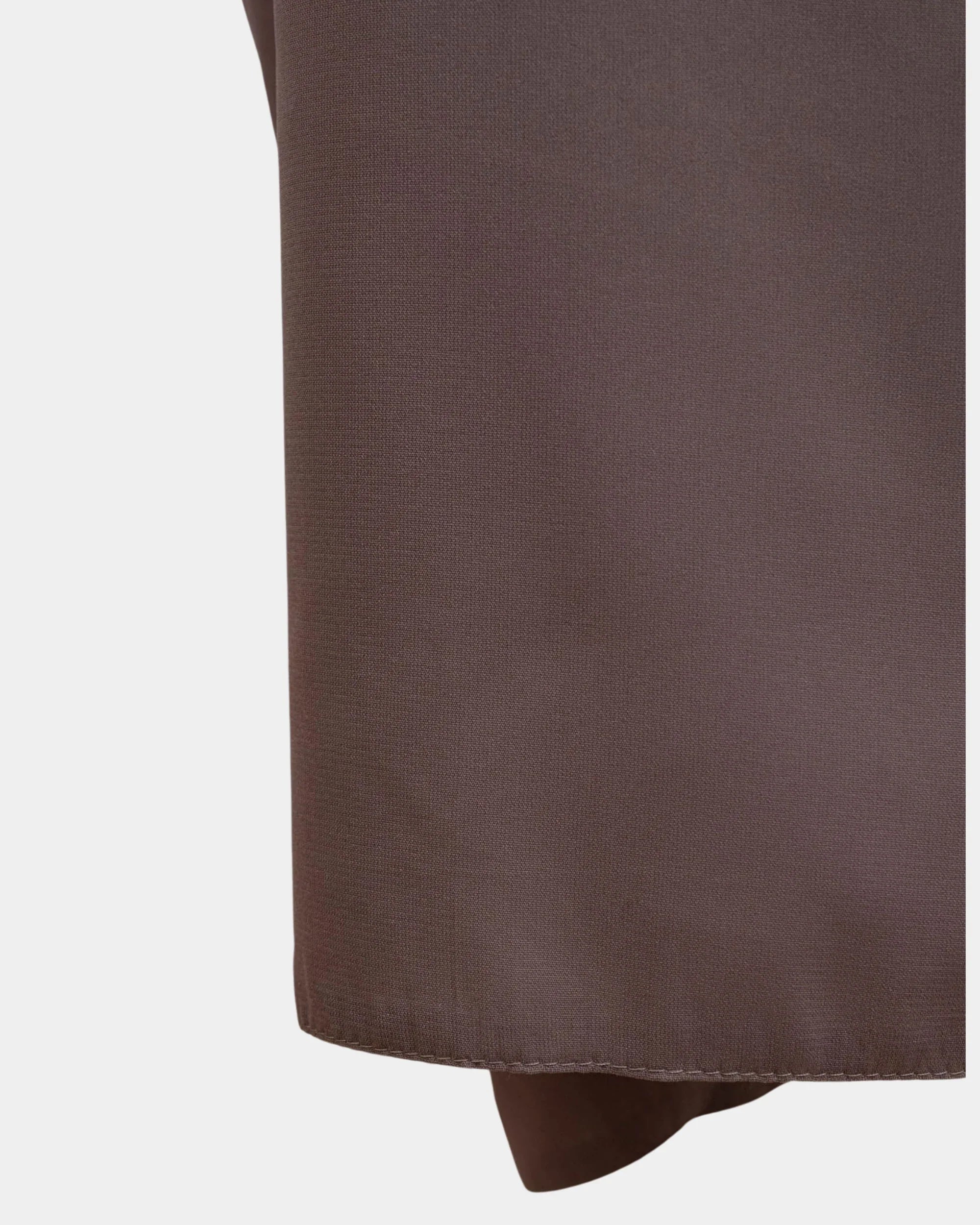 Bas du jilbab taupe, ourlet surpiqué et finition arrondie du tissu