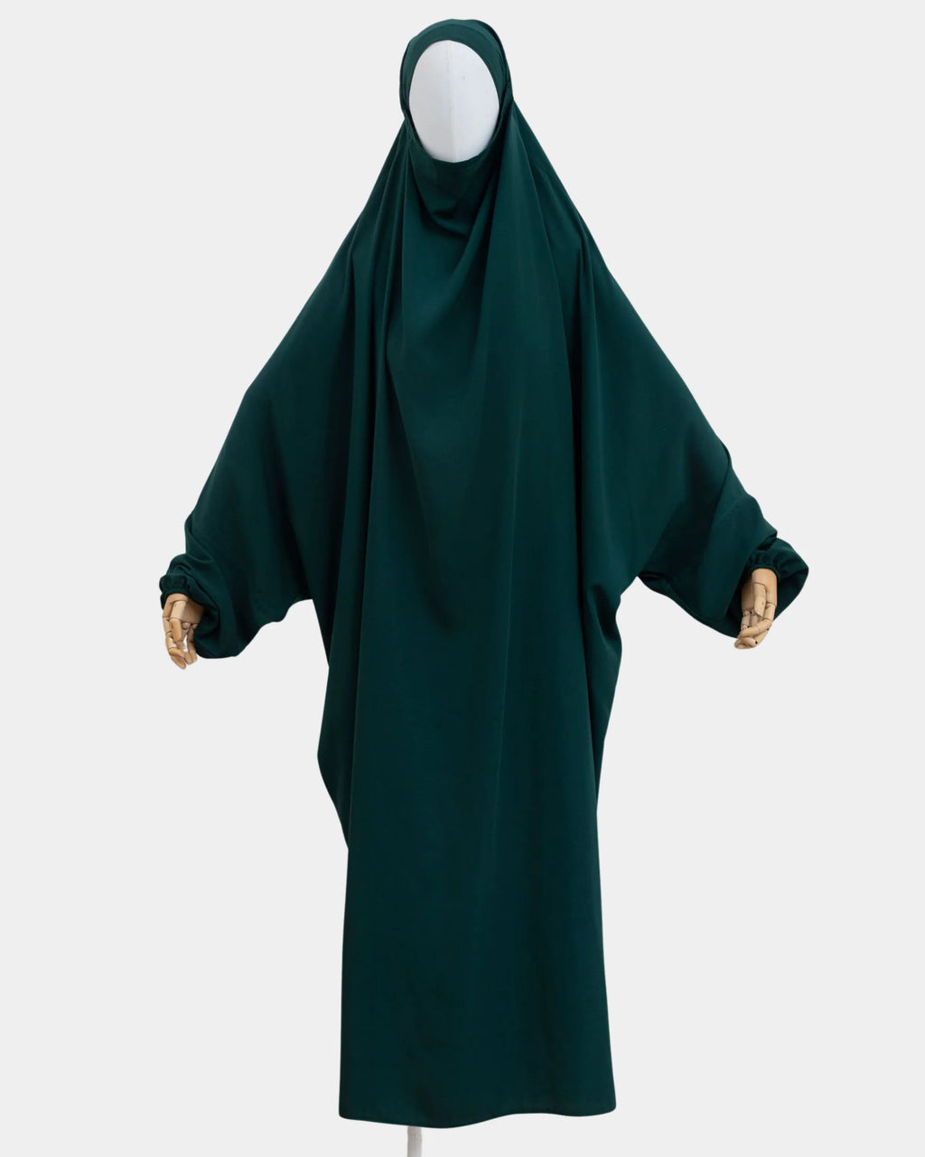 Jilbab 1 pièce vert forêt porté sur mannequin, vue de face, tombé fluide jusqu'aux chevilles