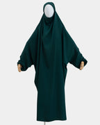 Jilbab 1 pièce vert forêt porté sur mannequin, vue de face, tombé fluide jusqu'aux chevilles
