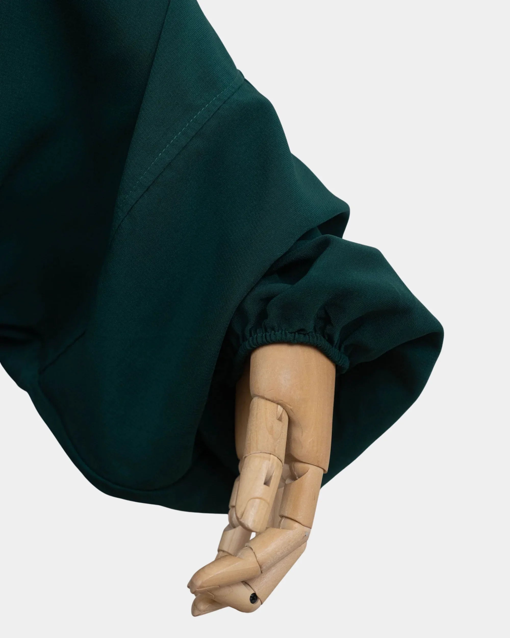 Manche du jilbab vert forêt avec poignet élastiqué qui maintient la manche en place