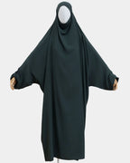 Jilbab 1 pièce vert kaki porté sur mannequin, vue de face, tombé fluide jusqu'aux chevilles