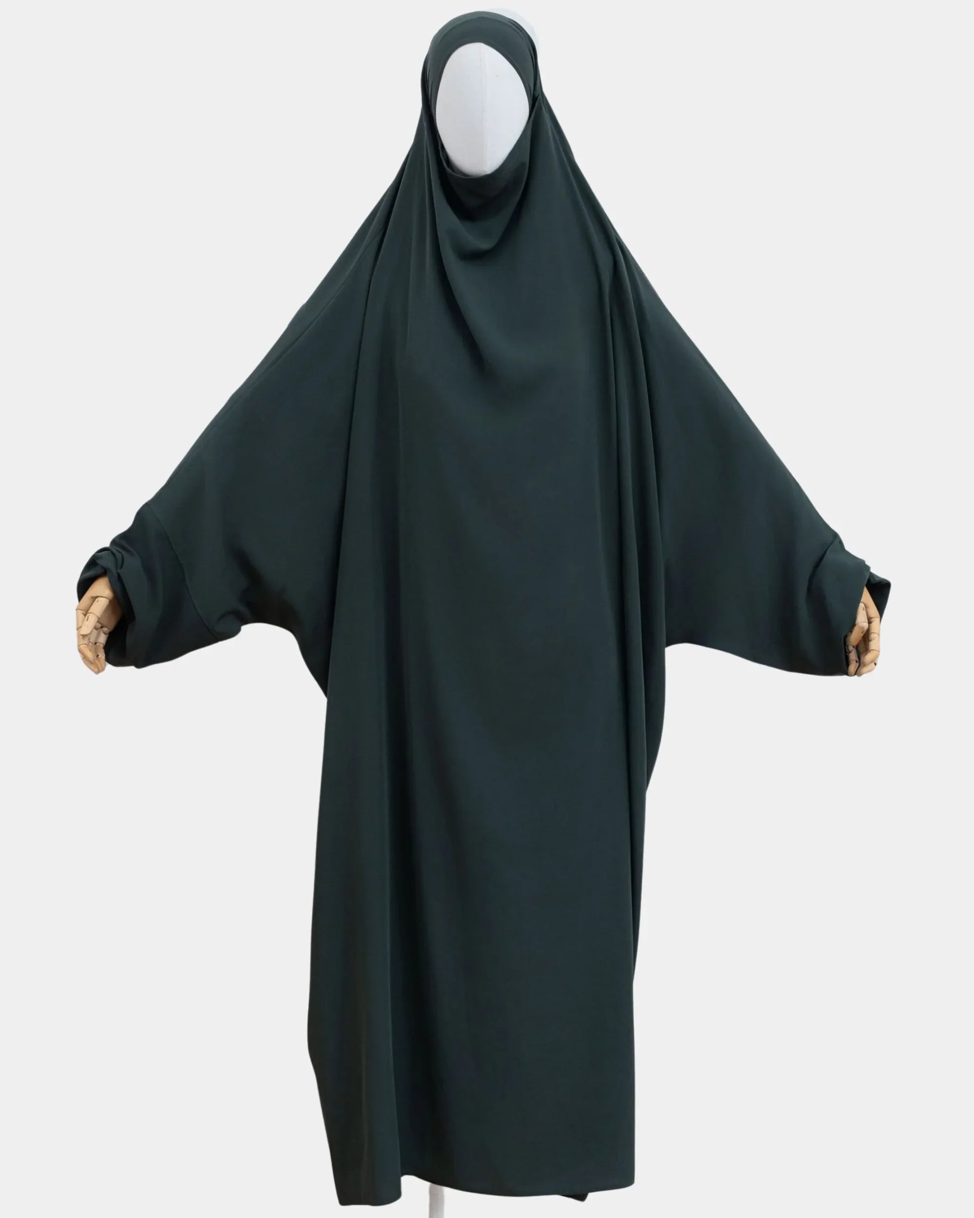 Jilbab 1 pièce vert kaki porté sur mannequin, vue de face, tombé fluide jusqu'aux chevilles