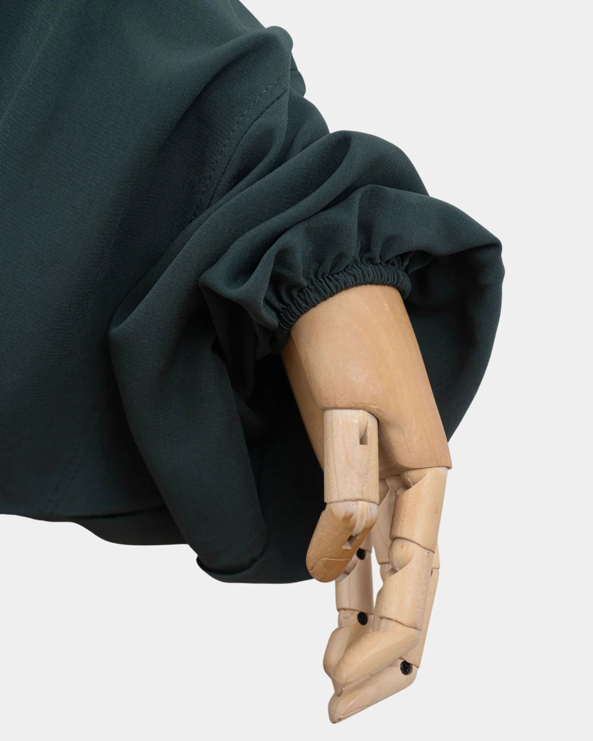 Manche du jilbab vert kaki avec poignet élastiqué qui maintient la manche en place