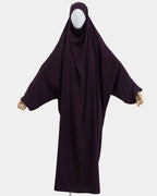 Jilbab 1 pièce violet framboise porté sur mannequin, vue de face, tombé fluide jusqu'aux chevilles