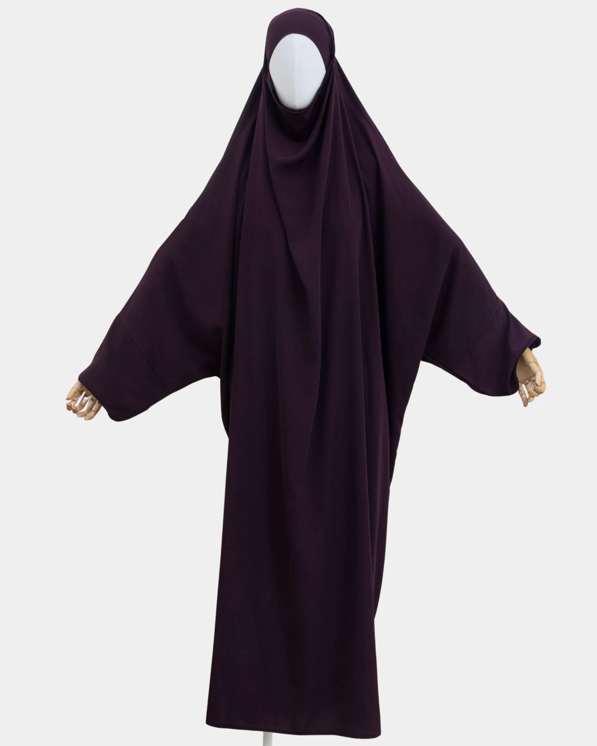 Jilbab 1 pièce violet framboise porté sur mannequin, vue de face, tombé fluide jusqu'aux chevilles