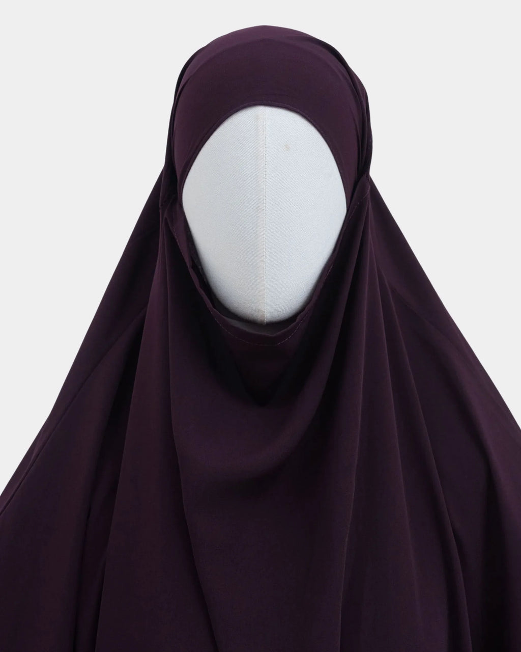 Capuche du jilbab violet framboise et drapé du tissu sur le buste