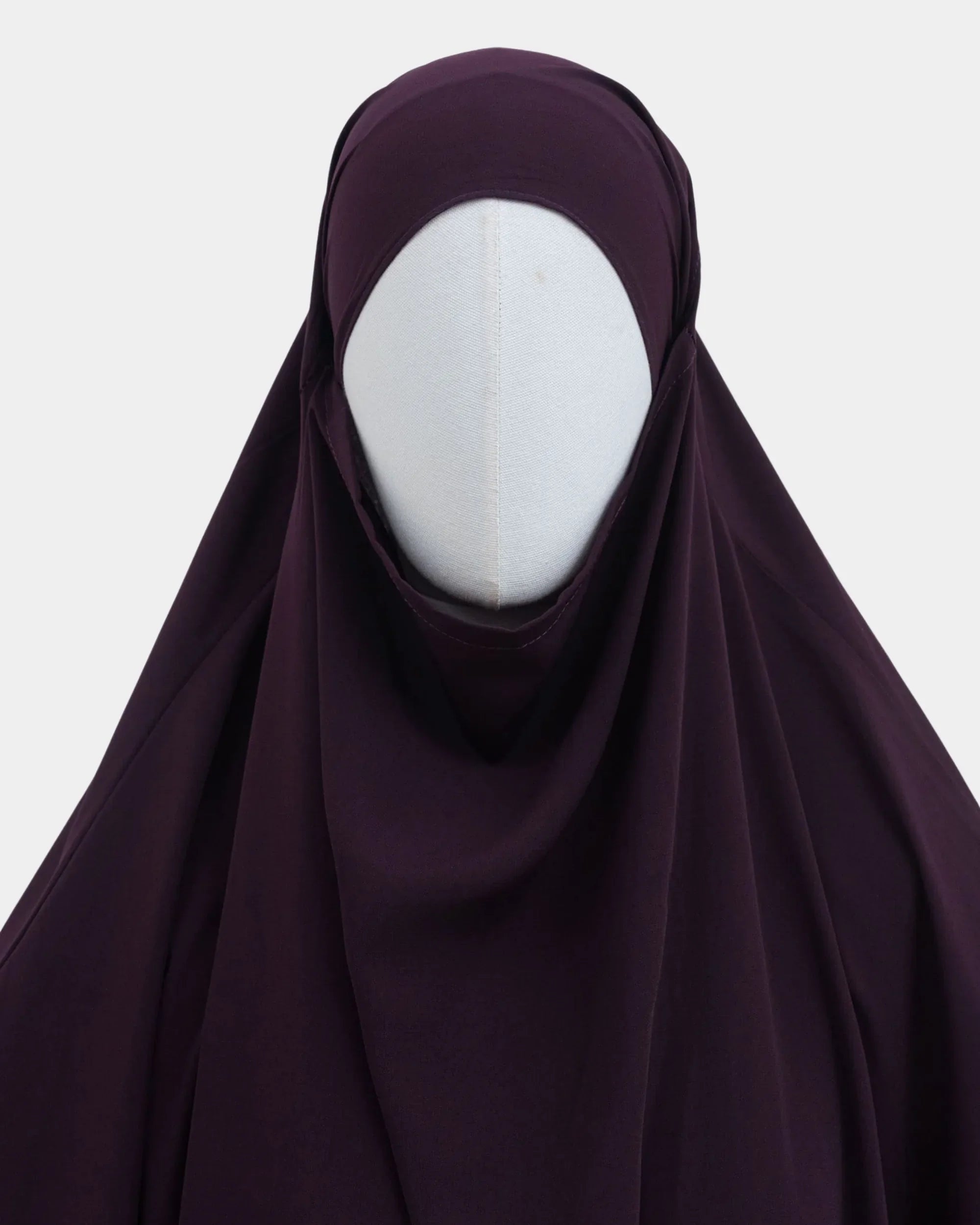 Capuche du jilbab violet framboise et drapé du tissu sur le buste