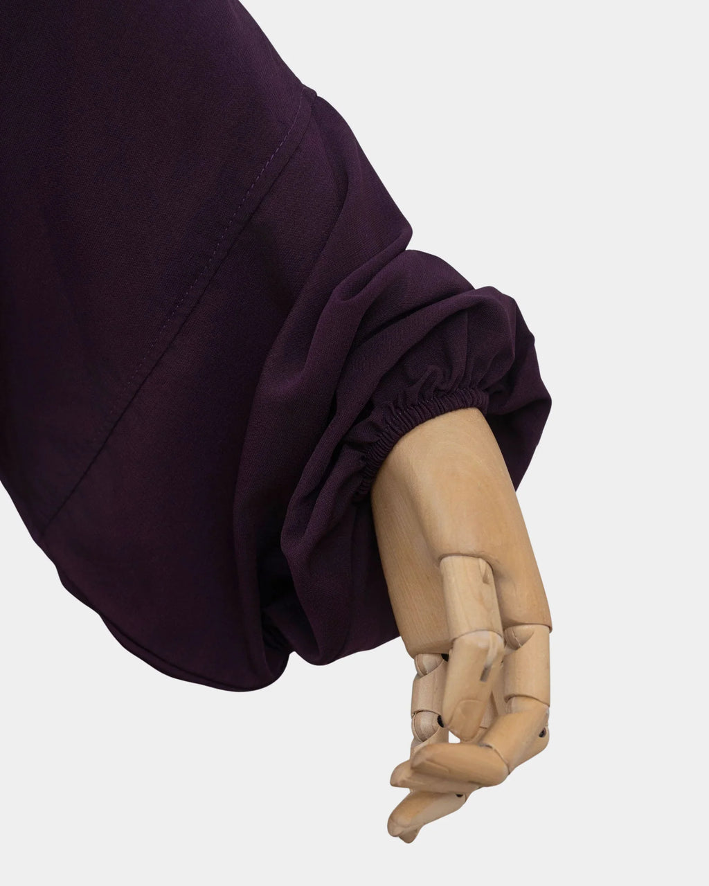 Manche du jilbab violet framboise avec poignet élastiqué qui maintient la manche en place