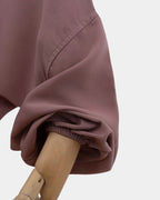 Manche du jilbab 2 pièces beige rosé avec poignet élastiqué qui maintient la manche en place