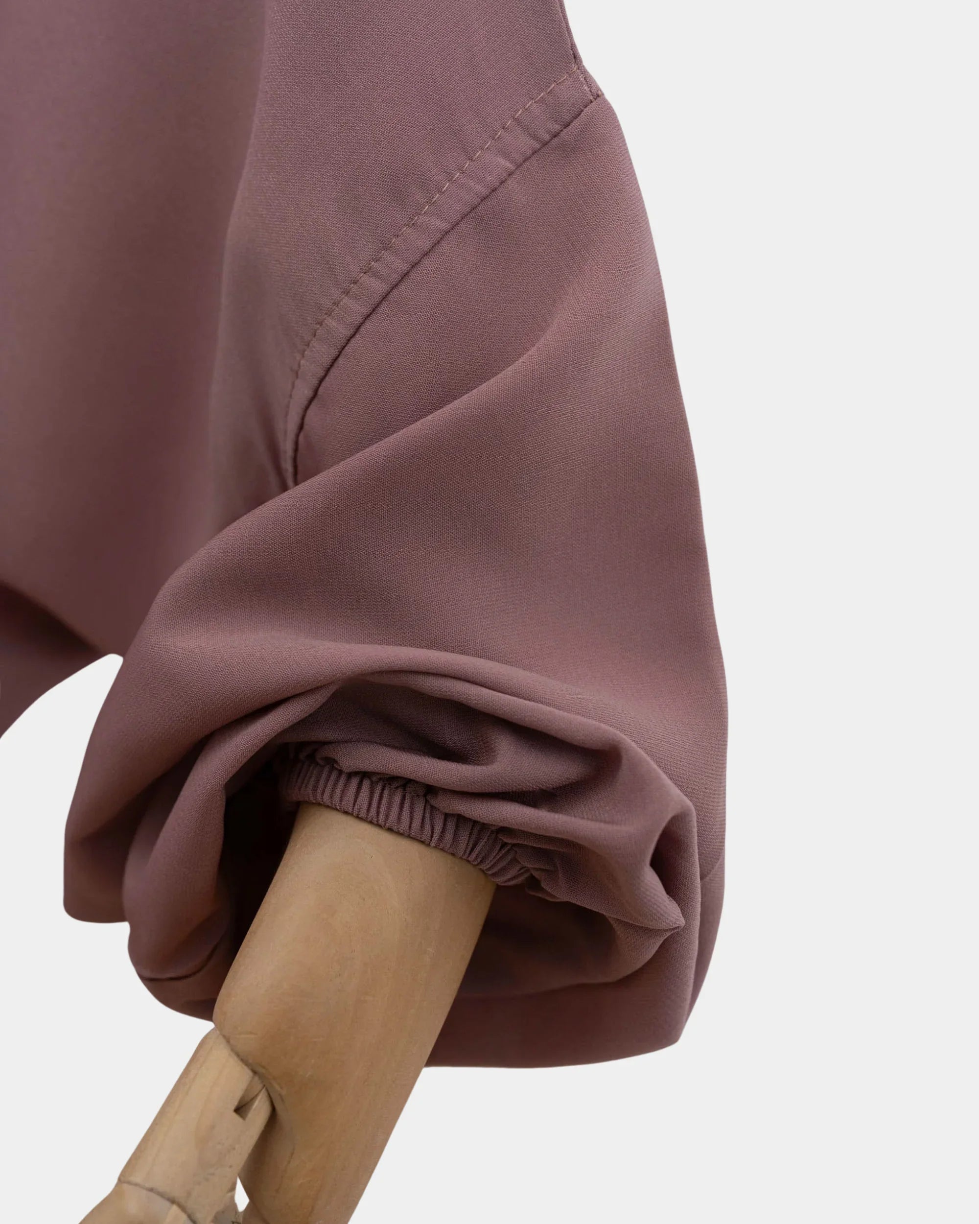 Manche du jilbab 2 pièces beige rosé avec poignet élastiqué qui maintient la manche en place