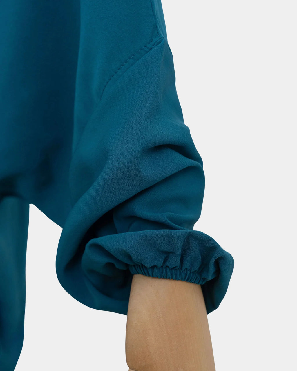 Manche du jilbab 2 pièces bleu canard avec poignet élastiqué qui maintient la manche en place
