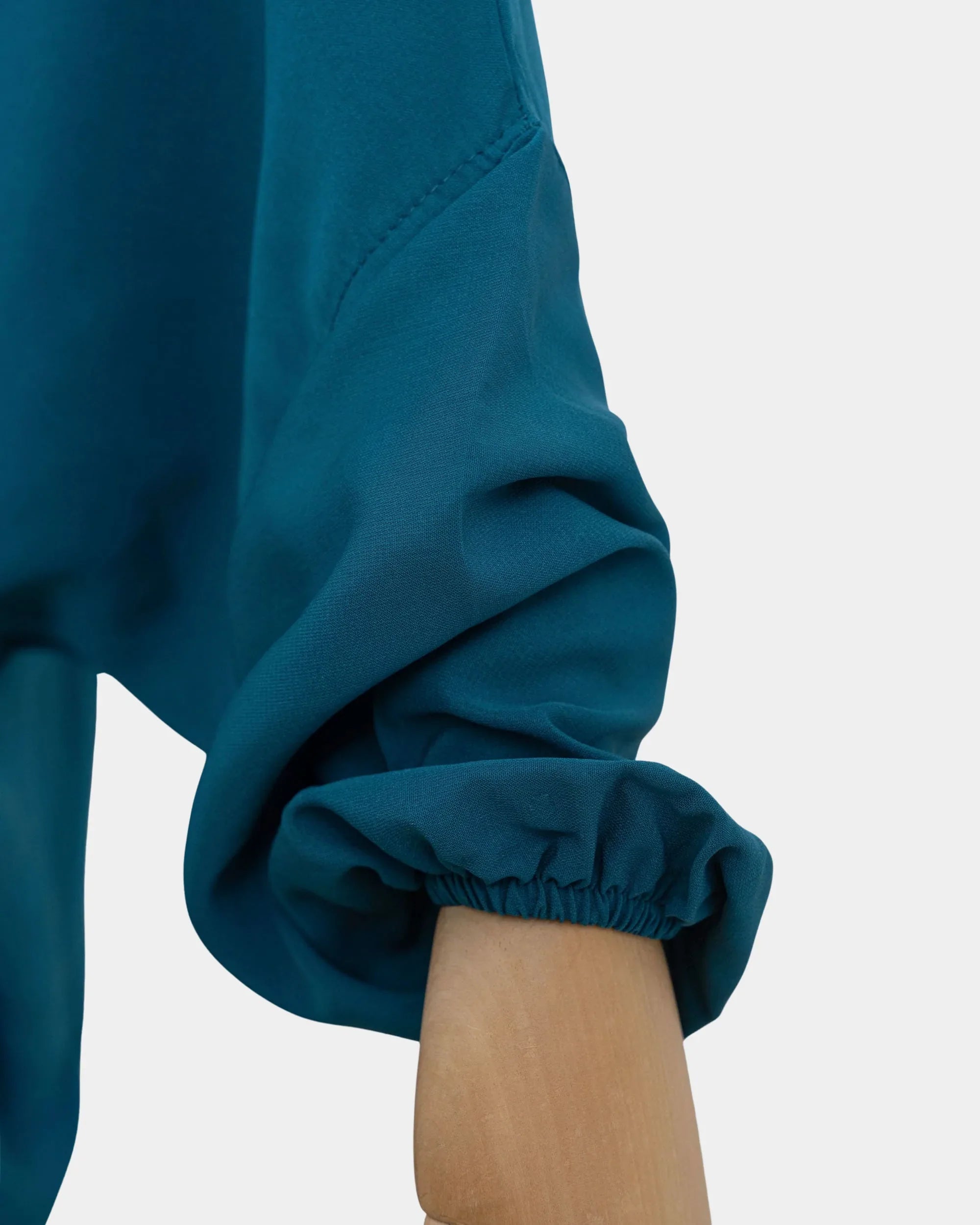 Manche du jilbab 2 pièces bleu canard avec poignet élastiqué qui maintient la manche en place
